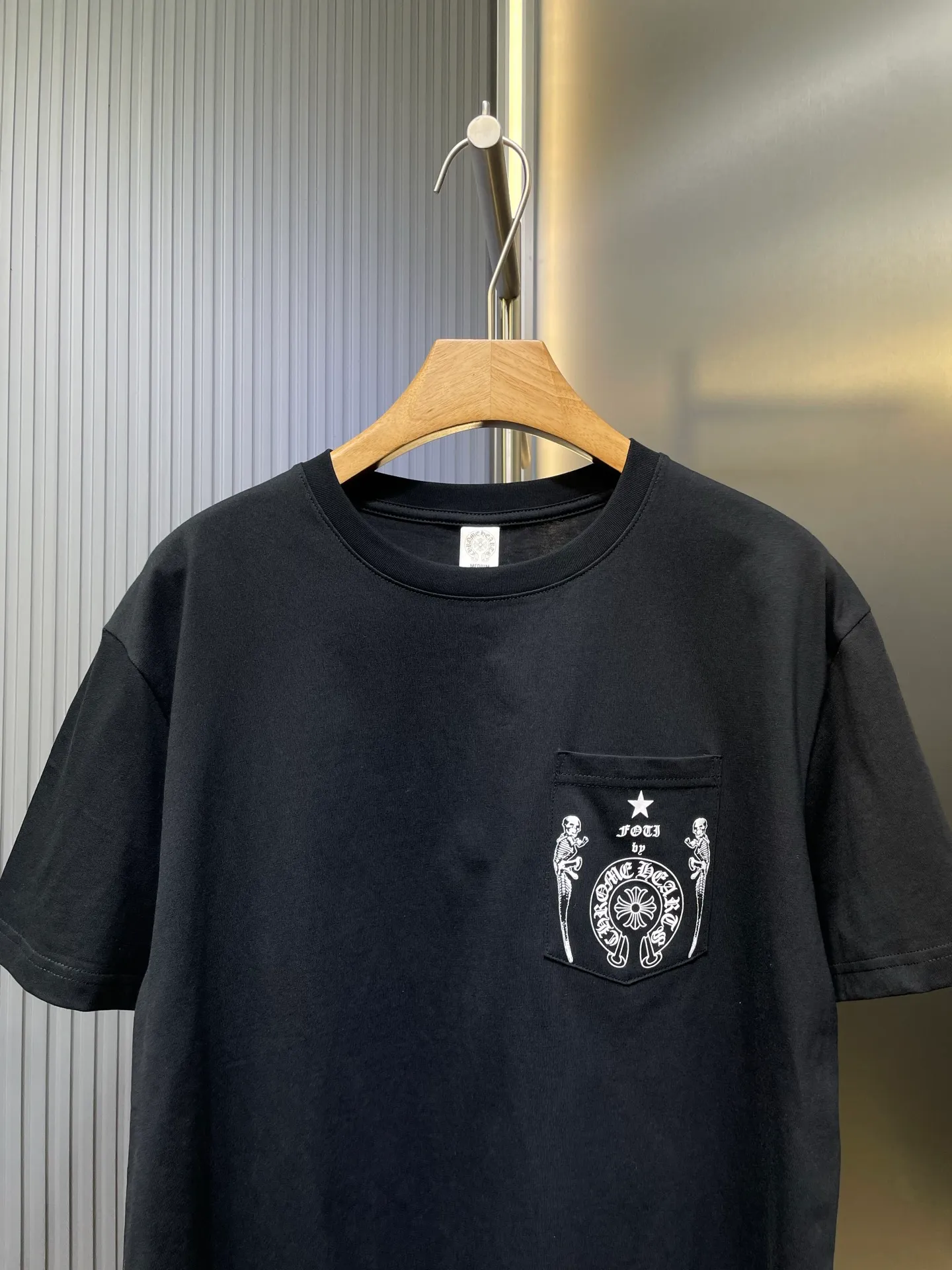P250 N502 Kl 🌟【Top original order】Chrome Hearts Sanskrit short sleeves printed all over the back. Process description: The fabric is made of 26-woven 200g cotton, and the printing is made of special imported slurry. The overall routing is straight and delicate, the fabric is comfortable and soft, and the color is consistent without color difference. It can be matched with the same style to create a fashionable look and control various occasions. Customized accessories, complete three standards, same style for men and women!  size：s m l
